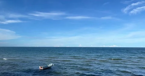 Ocean waves sandy shoreline Видео 341176572