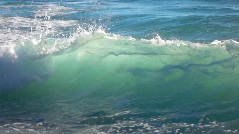 Ocean waves in slow motion Stock-Footage 87728048
