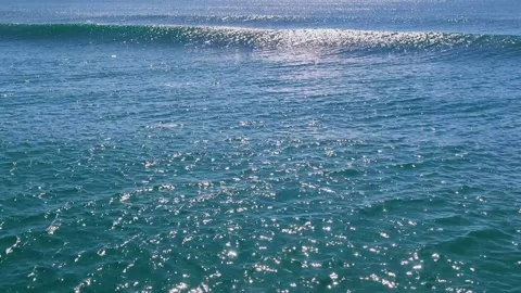Ocean waves sparkling under sunlight creating dynamic seascape footage. Vídeos de archivo 333035543
