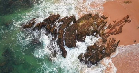 Ocean waves at sunset. Sri Lanka. Beautiful tropical beach with palm. 库存影片 116421273