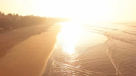 Ocean waves at sunset. Sri Lanka. Beautiful tropical beach with palm. Vídeo Stock 121583977