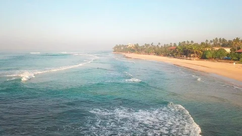 Ocean waves at sunset. Sri Lanka. Beautiful tropical beach with palm. Vídeo Stock 121584753