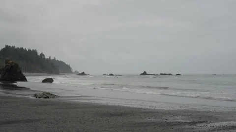 Ocean waves wash over a beach Stockbeeldmateriaal 282112307