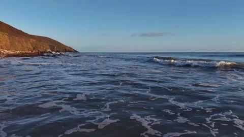Ocean Waves Washing Along Sunlit Coastal Shore in 4K Vidéo 332944525