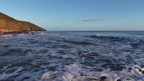 Ocean Waves Washing Along Sunlit Coastal Shore in 4K Vidéo 332944561