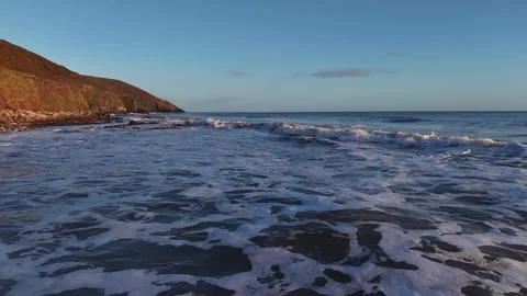 Ocean Waves Washing Along Sunlit Coastal Shore in 4K 库存影片 332944564