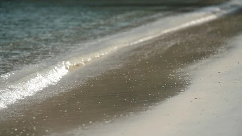 Ocean Waves Washing Onto Sandy Beach Shore Vidéo 102351298