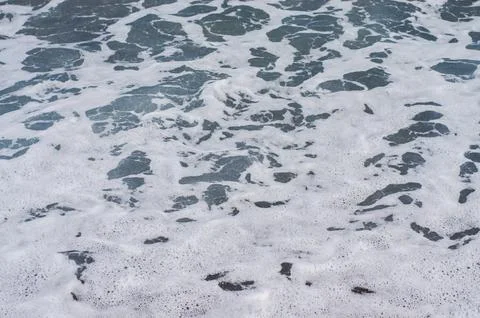 Ocean waves with white foam creating a beautiful abstract pattern on the wa.. Foto stock