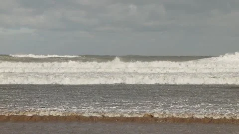 Ocean waves white horses rolling in super slow motion stock footage Vídeo Stock 326863226