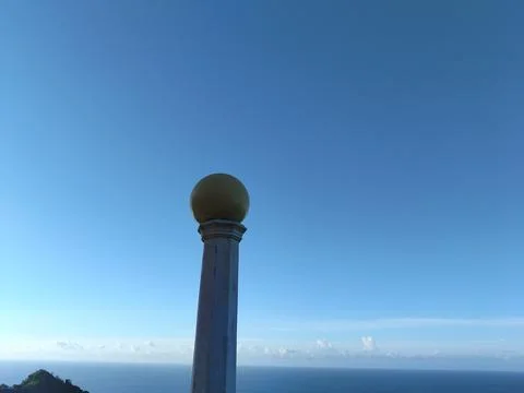 Oceanfront lamp post over Indian Ocean horizon, serene seaside atmosphere ideal  Stock-Fotos