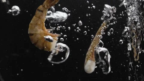 Oceanic large shrimp in shell are plunged into boiling water to cook. 動画素材 273076598