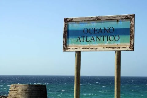 Oceano Atlantico. Andalusien Océano Atlantico-Schild in Tarifa/Spanien - O.. Stock Photos