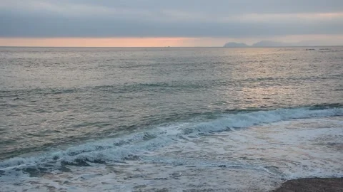 Ocean's waves at dusk Stock-Footage 153243363