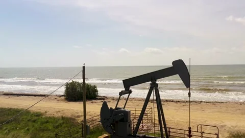Oceanside oil rig 動画素材 204824981