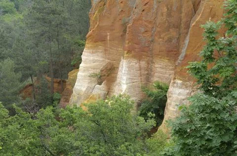 Ochre cliffs below the town of Roussillon, Roussillon, Vaucluse, Provence-Alp Stock Photos