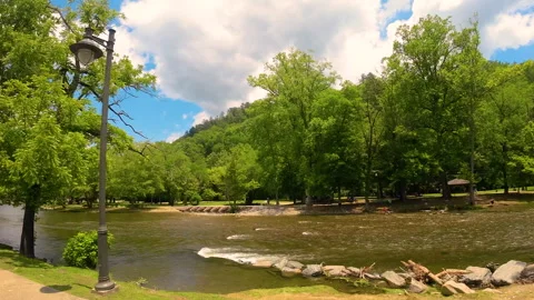 The Oconaluftee River in Cherokee (Tsali Blvd) 스톡 동영상 276130895