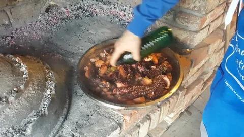 Octopus under the baking bell Stock-Footage 85289289