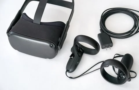 Oculus Quest VR virtual reality headset and controllers by Facebook Fotos Stock
