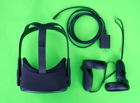 Oculus Quest VR virtual reality headset and controllers over green background Fotos Stock