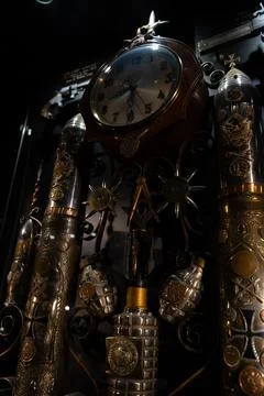 Odd Apocalyptical Eccentric Weaponized Clock Foto stock