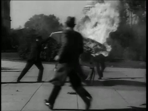 Oddball Invention  - Flying Car Prototype Catches Fire newsreel Vidéo 79667482