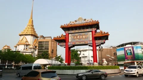 Odeon Circle Chinatown district gate and Wat Traimit on background, city traffic Vídeos de archivo 53131522