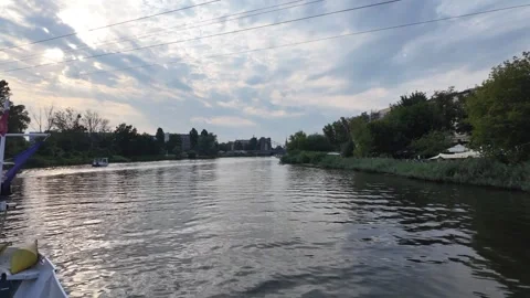 Oder River flowing through the city of Wrocław, Poland Vídeo Stock 342937074