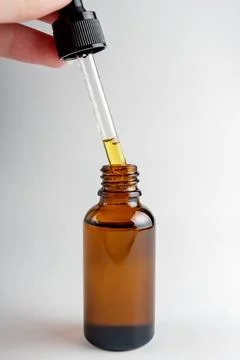 Offene Kappe mit Tropfpipette mit Serum. Leichter Hintergrund der Textur d... Stock Photos