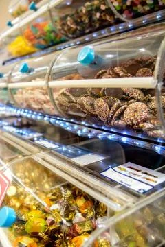 Offer sweets in transparent boxes in the store. Racks full of candy. Foto stock