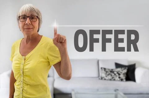 Offer touchscreen is shown by senior Fotos de archivo