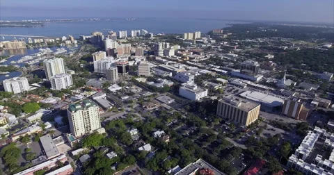 Office Blocks And Parking Decks In Downtown Sarasota Stockbeeldmateriaal 64580886