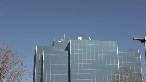 Office building with Cell phone and communications antennas on it Vidéo 150770978