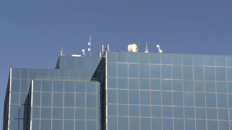 Office building with Cell phone and communications antennas on it Stockbeeldmateriaal 150771287