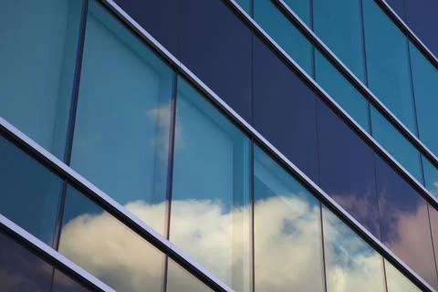 Office building windows clouds reflections skyscraper modern business backgro Foto stock