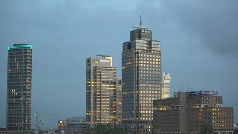 Office buildings under evening sky 4K Vídeos de archivo 110692653