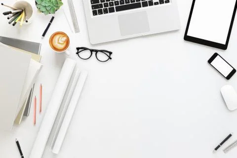 Office desk table with labtop computer,blank magazinesmart phone and coffee cup Illustrazione stock