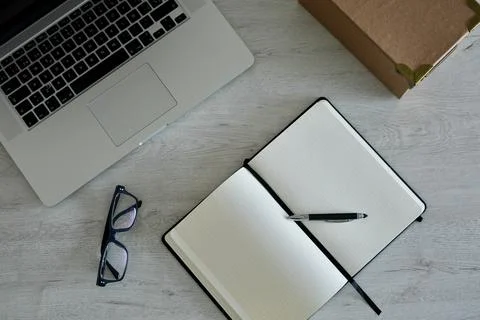 Office desk table workspace with blank notebook, pen, laptop computer and Foto stock