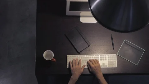 Office desk top view with hands typing on keyboard Vídeo Stock 119695157