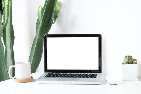 Office desk Work space stuff with notepad, laptop and coffee cup mouse notepa Foto stock