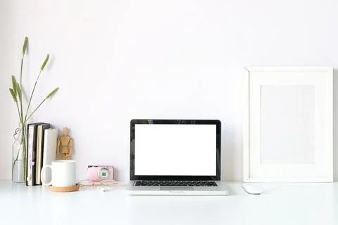 Office desk Work space stuff with notepad, laptop and coffee cup mouse notepa Foto stock