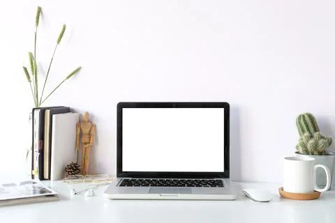 Office desk Work space stuff with notepad, laptop and coffee cup mouse notepa Foto stock