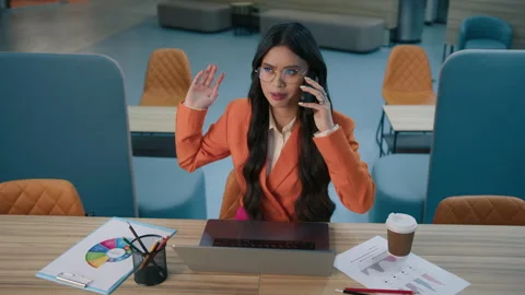 Office employee arguing with client, partner coworker or vendor complaints phone 스톡 동영상 244668642