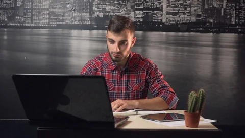 Office Hard Working 動画素材 70098790