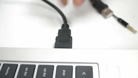 Office man to plugging and unplugging the signal cable from the computer, 스톡 동영상 149591821