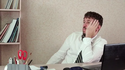 Office Manager bearded man, bored, does not want to work, laziness. He's sitting 스톡 동영상 100425475