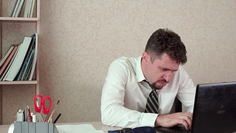 Office Manager tired man working on a laptop. 库存影片 100421099