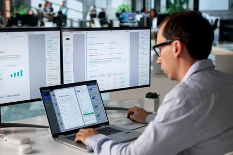 Office Manager Uses Computer Software To Organize Business Files And Data. 写真素材