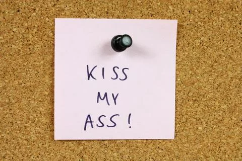 Office message, sticky note pinned to a bulletin board. Kiss my ass - rude, i Stock Photos