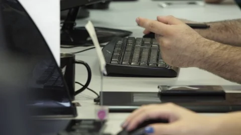 Office open space table computer keyboard hand rotate pen pencil pan Video stock 71575514