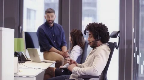 Office Scene in call centre 스톡 동영상 67385996